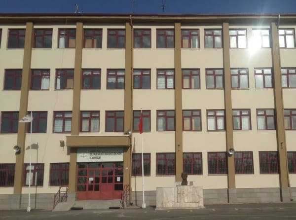Oltan Şehit Olgun Gökmen Ortaokulu Fotoğrafı